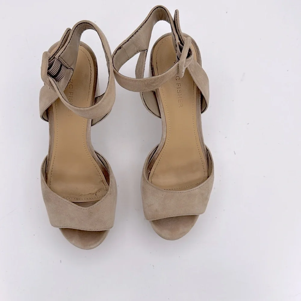 Marc fisher women’s Meliza Platform Block heel tan suede sandal open toe shoes 6